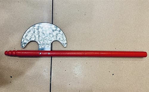 板橋男街頭揮斧與友人嬉戲！路人嚇壞報警 社維法送辦 