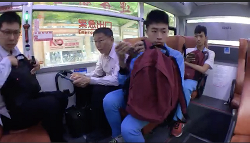 搭公車旁邊竟是柯P  學生嚇到起身換座位