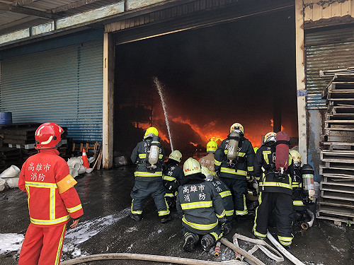 高雄塑膠工廠大火 異味刺鼻難聞