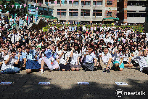 弘光科大制服趴  櫻花樹下比俏皮