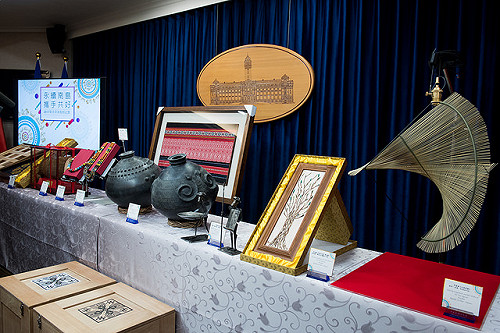 出訪太平洋友邦 小英伴手禮具原民特色