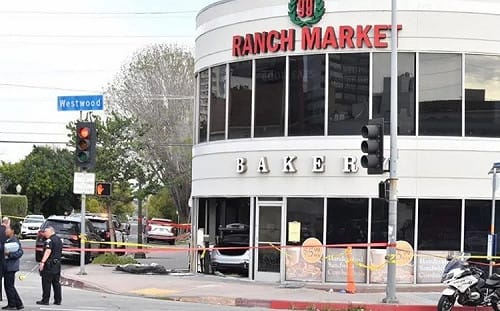 (影)車禍瞬間曝光！ 洛杉磯92歲婦人開車撞進超市釀3死6傷含4台人