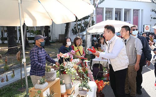 立法院民主議政園區「迎春囍市」開張 江啟臣親送春聯