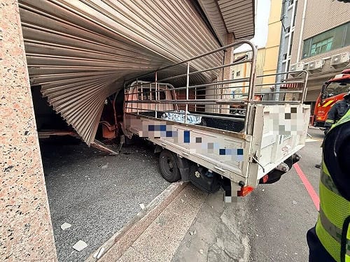 台中小貨車撞入民宅 警方：駕駛涉酒駕依法偵辦