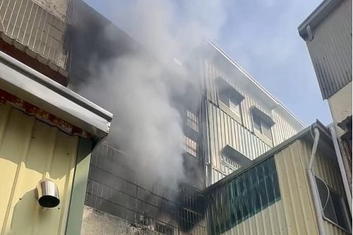 台南南區透天民宅火警　消防員救出2人送醫