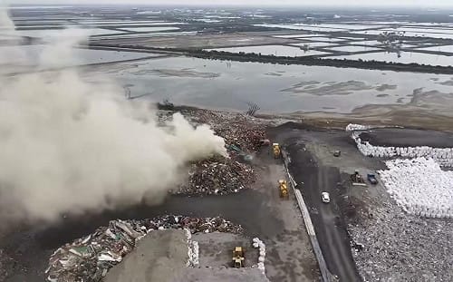 (影)台南安南城西掩埋場火警  大量廢棄物焚燒突竄濃煙