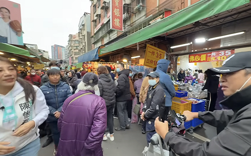 掃街遭嗆聲「李貞秀國籍」　黃國昌「金釵」陳怡君揭：抗議民眾為罷團成員