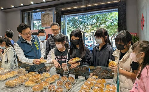 台南市府攜手民間傳遞溫暖  弱勢兒少品嘗世界冠軍麵包