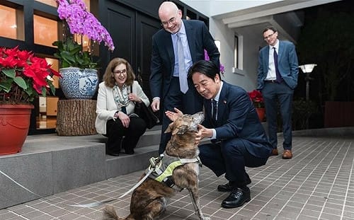 斑斑也入鏡！賴清德、谷立言官邸慶農曆新年 談美台經貿安全合作