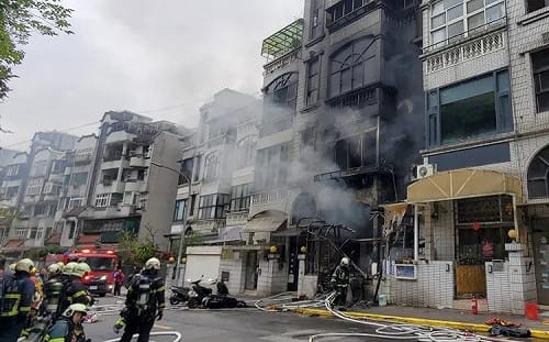 北市內湖民宅火警！一度多人受困 警消救出4人