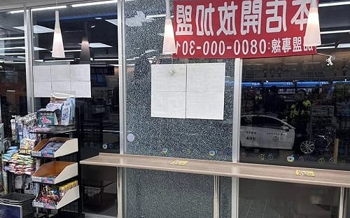 屏東連鎖超商傳槍響！玻璃碎裂  警方全力追緝中