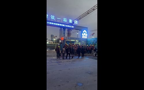 (影) 要過年了卻討不到錢！ 中國各地爆討薪抗議 廣東工人過勞死引不平