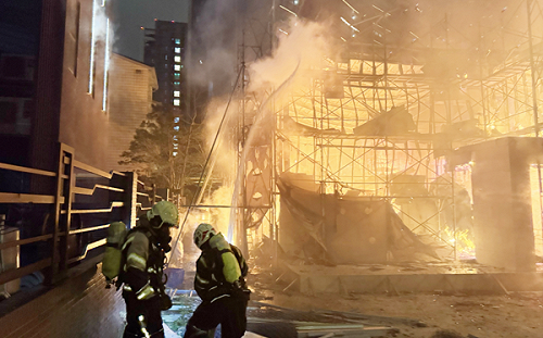 桃園青埔樣品屋大火！警消1小時撲滅   網驚：最近火警好多