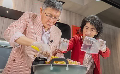 除夕夜與陳佩琪一起做沙琪瑪　柯文哲：新年目標關關難過、關關過