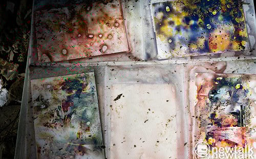 被丟棄的照片任憑日曬雨淋  殘留的色塊瞥見高山農業開發史 