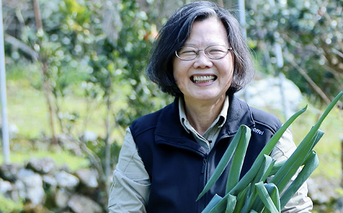 爬山先帶愛犬拜石頭公 蔡英文新年為自己也為狗狗朋友「加菜」 