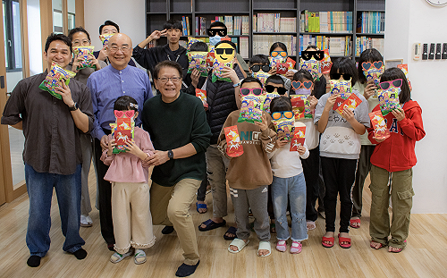 回屏東育幼院發福袋！孩童對潘孟安喊「縣長阿伯」暖翻