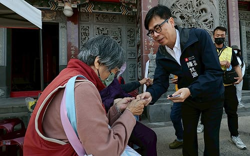 春節連假首日連拜六廟 陳其邁祈願國家繁榮進步、馬上成功 