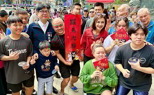 小年夜走春連跑5區8廟   陳其邁發送開運小紅包