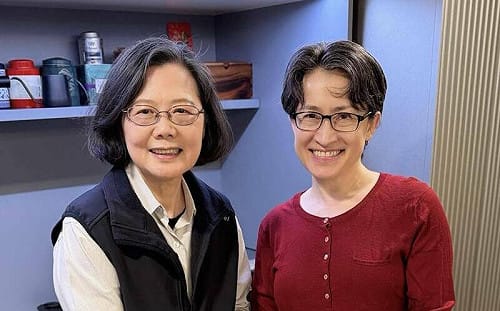 除夕夜揪蕭美琴圍爐！蔡英文曬年夜飯照：我的幕僚說這叫｢飯撒｣？