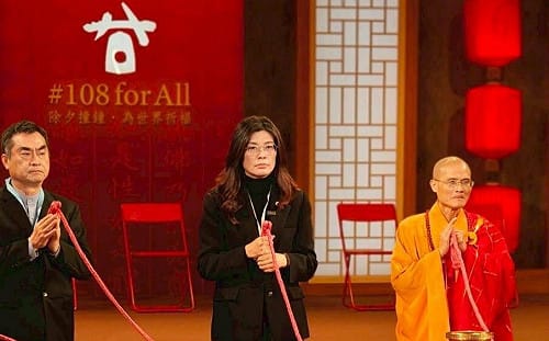 撞鐘紅繩抖動引發爭議  鄭麗文稱神明感召 學者：法鼓山非神壇也無乩童