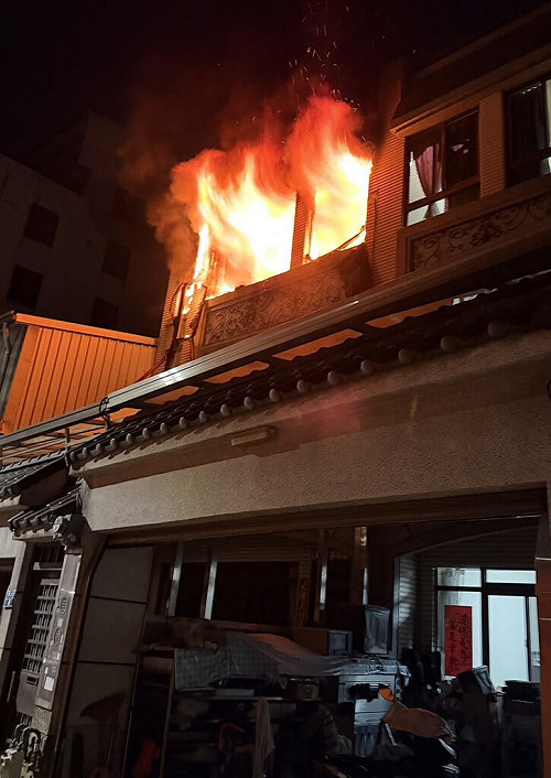 台中初一清晨住宅火警夫死妻傷　案發前疑有爭吵聲