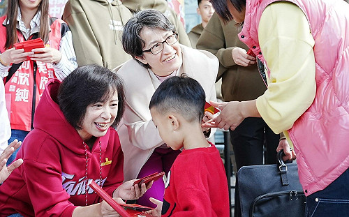 何欣純走春祈福台中八區  蕭美琴賴清德接力相挺