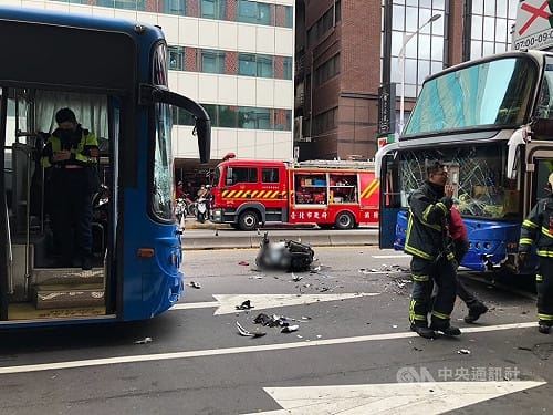 北市遊覽車駕駛疑身體不適　逆向撞2機車釀3傷