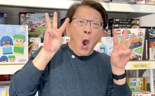 把鋼彈當鹹蛋超人！新手叔公潘孟安採買玩具沒帶錢、比wow手勢賣萌 