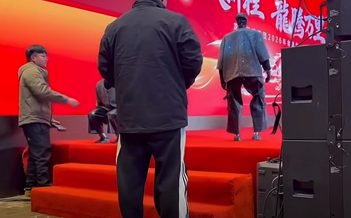 機器人登春晚為面子工程？南京現場直擊！2名員工搬機器人下台惹議