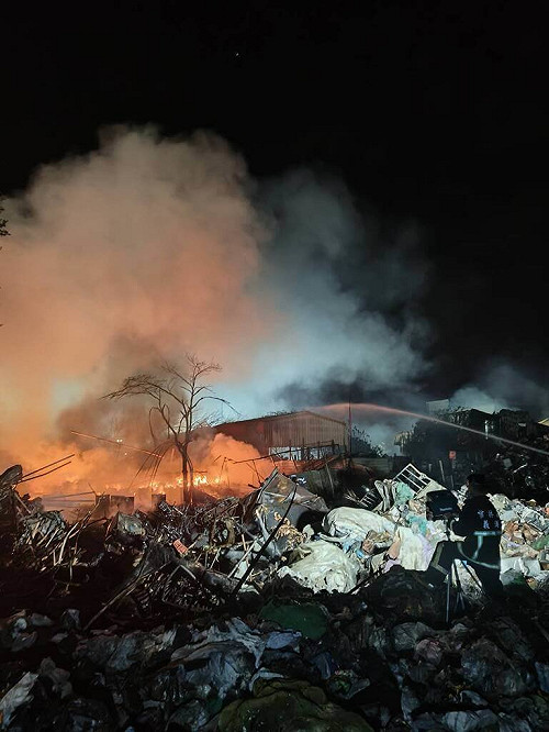 雲林褒忠資源回收場大火  嘉義彰化支援搶救