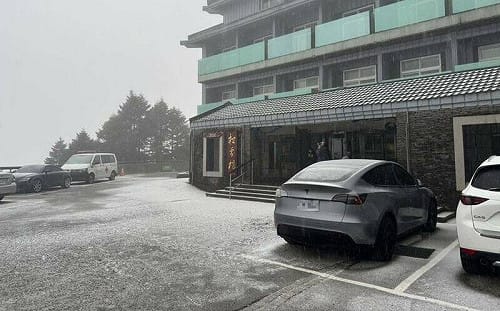 合歡山下冰霰成銀白世界！武嶺至松雪樓路段交管  17時起雙向封閉