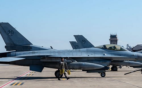 美F-16罕見於中國黃海ADIZ附近訓練！ 雙方戰機短暫對峙