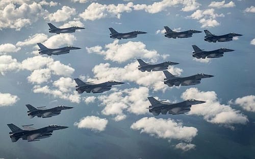 (影) 中美戰機群最大規模空中對峙 ! 黃海上空10餘架F-16壓境 解放軍緊急升空 