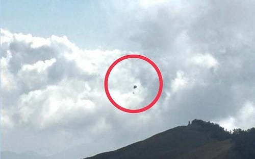 合歡山違規亂象再添一樁！民眾大玩飛行傘  太管處：開罰3千 　