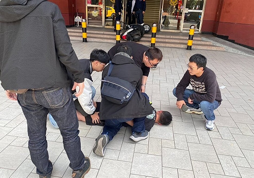 男騎機車衝闖基市警局卡階梯　精神恍惚拒唾液毒篩