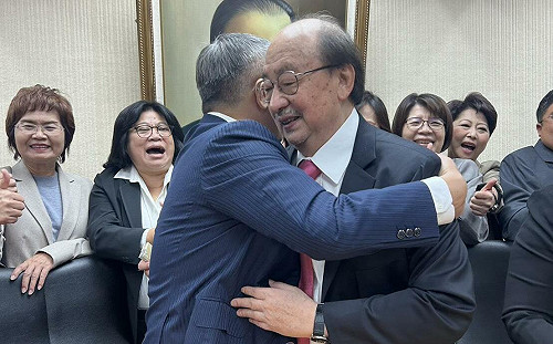 快訊》(影)萬年總召下台一鞠躬！民進黨團推舉蔡其昌為總召 新任幹部出爐 