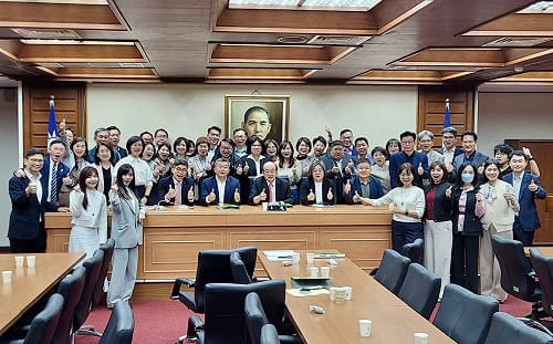 萬年總召卸任！鍾佳濱盛讚柯建銘：守住國會和平的時代巨人 