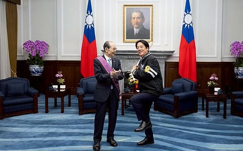 (影)見到偶像圓夢！賴清德重現「金雞獨立」打法  王貞治要穿棗紅帽TEE宣傳台灣