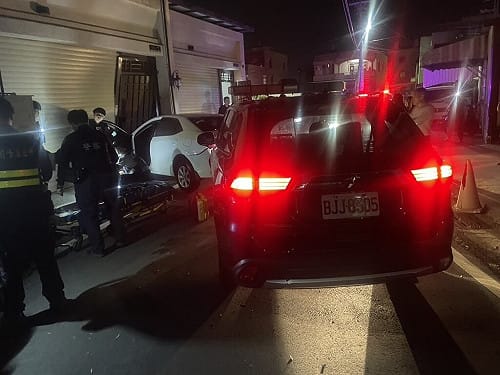 高雄男毒駕拒檢竄逃　闖紅燈自撞民宅大門遭送辦