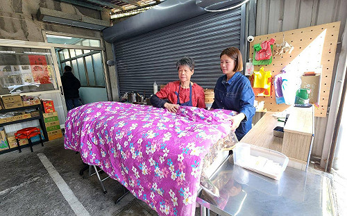 金馬號小姐幫飯盒蓋棉被一甲子  圓光便當重回頭份車站續飄香