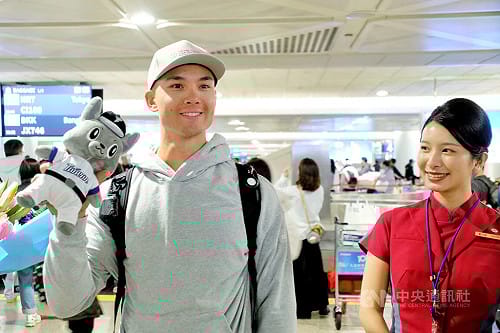 台美混血好手費柴德抵台　中職送上吉祥物歐告娃娃