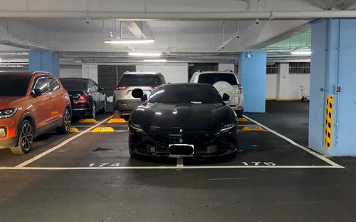 千萬法拉利占兩格停車位引議  車主：已付兩倍費用