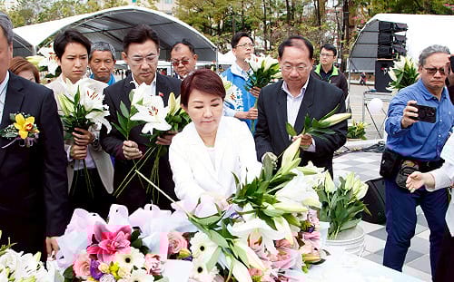 出席二二八事件79週年追思會  盧秀燕獻百合祝福：讓愛與包容延續