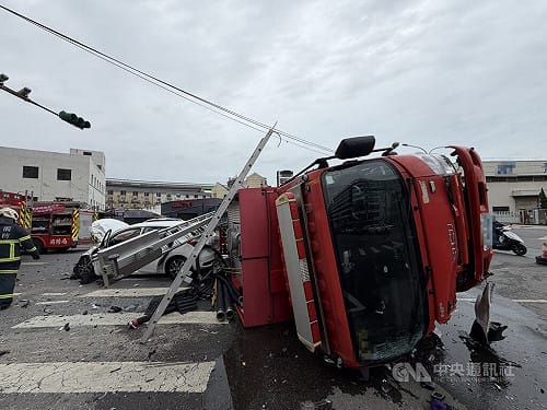 桃園蘆竹消防車救災途中遭撞翻覆　7人輕傷送醫