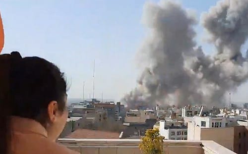 (影)「天啊他們打中了」伊朗最高領袖遭斬首 目擊者狂笑、街頭歡慶