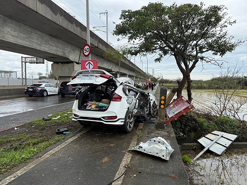 桃園楊梅大貨車撞自小客車　釀2死3傷