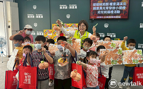 提燈映笑顏暖意滿溪北  賴惠員發小提燈慶元宵