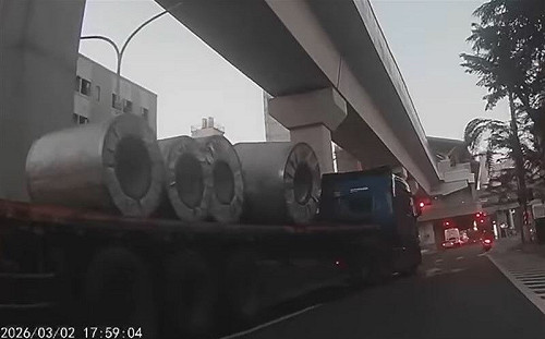 驚險畫面曝光！聯結車砸落鋼捲騎士險喪命   妻怒：家庭差點破碎