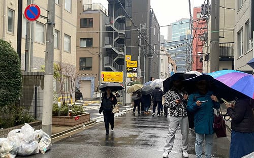 東京限量「Team Taiwan」帽T竟出現中國大媽深夜代排！台灣球迷拷問一句秒愣住